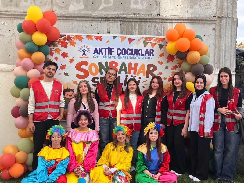 TOPLUM GÖNÜLLÜSÜ GENÇLER SONBAHAR ŞENLİĞİ’NDE 30 ÇOCUK İLE BİR ARAYA GELDİ