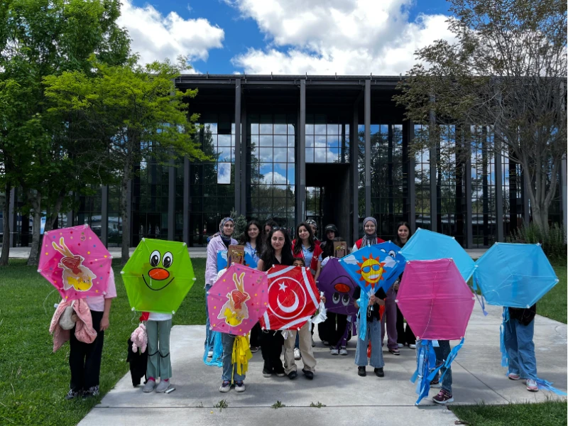 Toplum Gönüllüsü Gençler Renkli Umutlar Projesiyle 13 Çocukla Buluştu