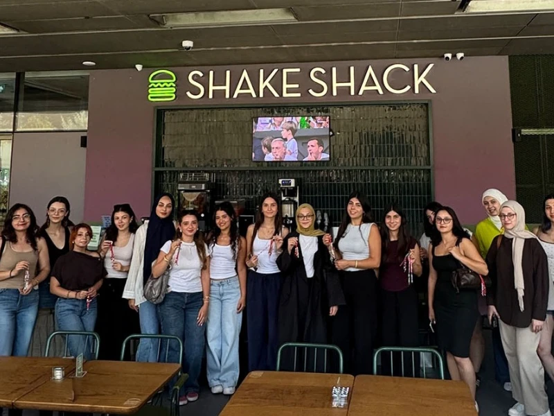 Toplum Gönüllüsü Gençler Shake Shack’in Bag Charm Atölyesinde Buluştu!