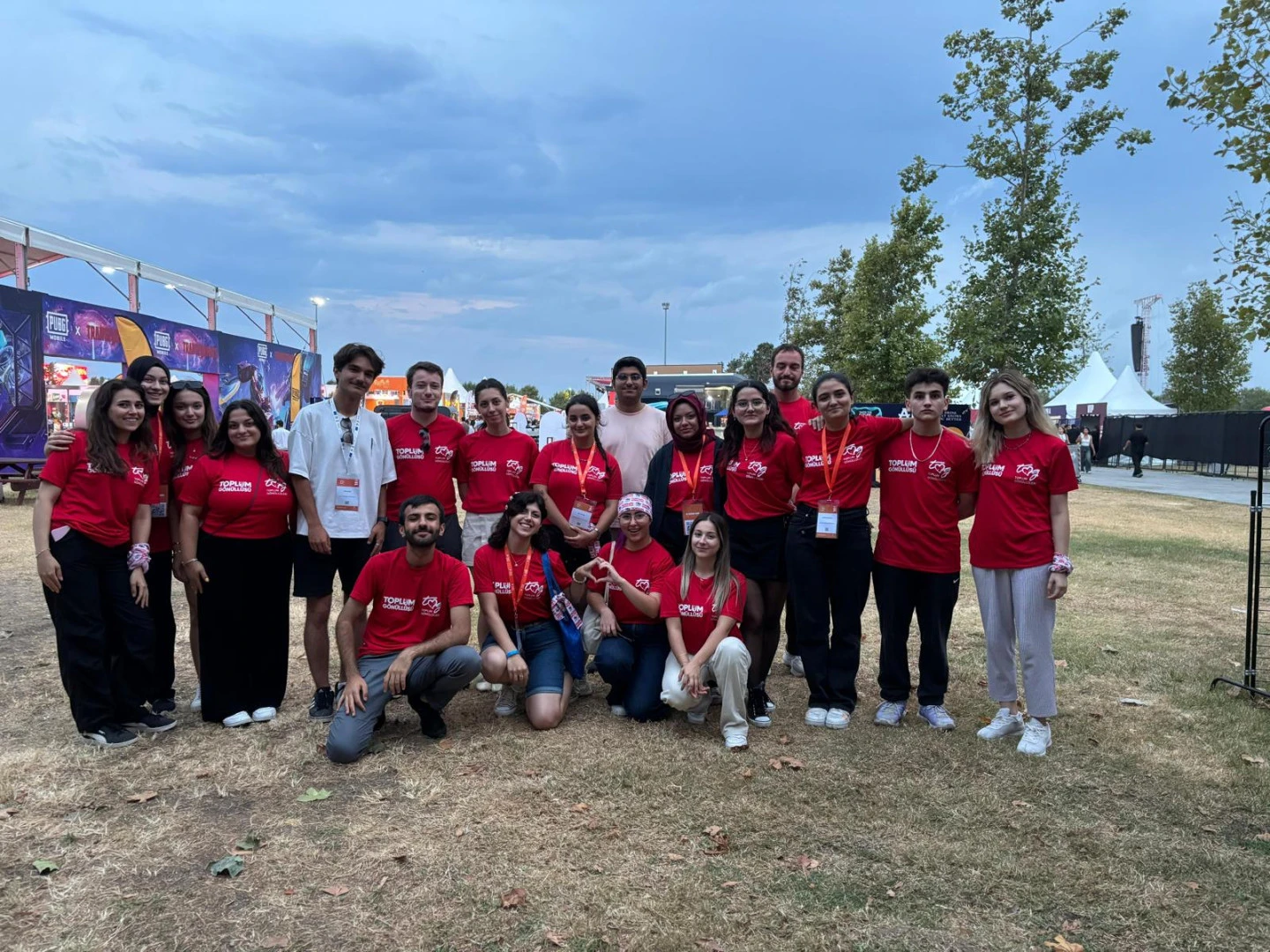 GENÇLER, İSTANBUL FESTİVALİ’NDE TOPLUMA DEĞER KATIYOR
